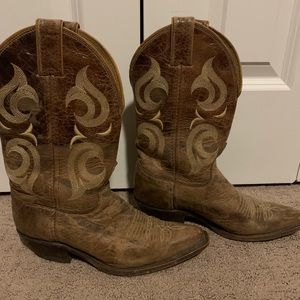 Womens cowboy boots size 7